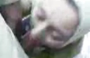 Άραβας κορίτσι με μαντίλα χάλια κόκορα στην εργασία