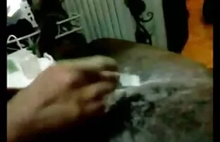 Ο Μαύρος Horny Guy παίρνει κεριά μπάλες και κόκορας!