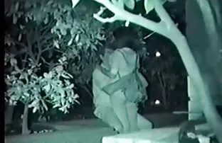 Σέξι εικόνα φεστιβάλ σεξ υπαίθρου χαμηλής γωνίας μπλε στα αγγλικά