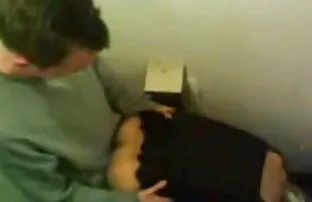 Πιασμένο φίλο γαμημένο κορίτσι με το κεφάλι σε μια τουαλέτα
