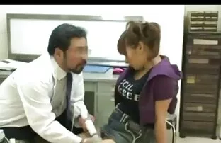 Έγκυος έφηβος πηγαίνει στο γιατρό