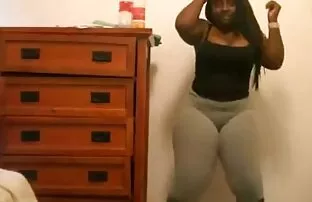 Bbw Ebony κέικ σε γκρι κολάν