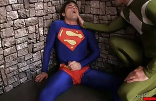Το Superman 2 gay lycra υποβάλλει κυριαρχία στο spandex