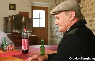 Σέξι ταινία μεγάλου μήκους διπλή σκατά σε ένα τραπέζι