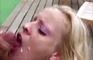 Γερμανικό Πρόσωπο 24 Ξανθιά Cum Eater