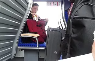 Αναβοσβήνει όμορφο κορίτσι σε μαύρο σακάκι 1
