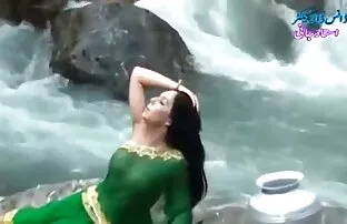 Κορίτσι Desi σε διαφανές υγρό Saree που δείχνει βυζιά