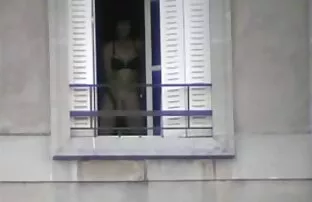 Κάνοντας τη γυναίκα να δείξει