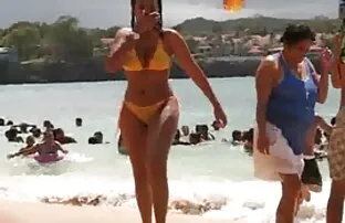 Busty κορίτσι που φορά μπικίνι διάφανο